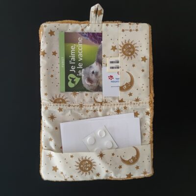 photo d'un protège carnet pour furet couleur miel et motif soleil