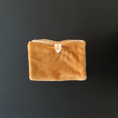 photo d'un protège carnet pour furet couleur miel et motif soleil