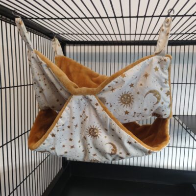 photo d'un hamac double pour furet couleur miel et motif soleil