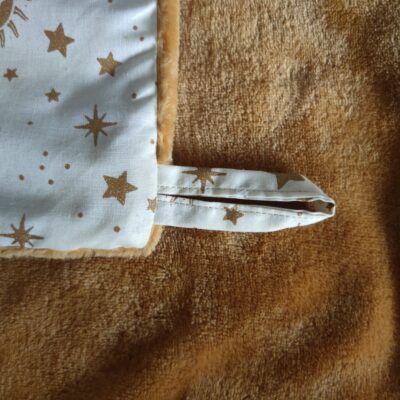 photo d'un hamac simple pour furet couleur miel et motif soleil