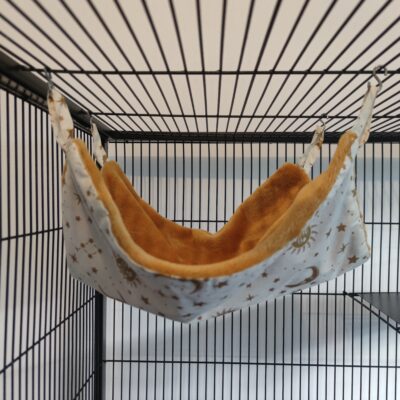 photo d'un hamac simple pour furet couleur miel et motif soleil