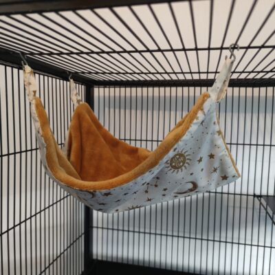 photo d'un hamac simple pour furet couleur miel et motif soleil